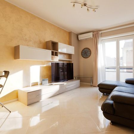 Niguarda Bright Apartment W/ Balcony ミラノ エクステリア 写真